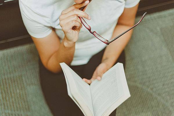 book-eyeglasses-girl-1082953.jpg