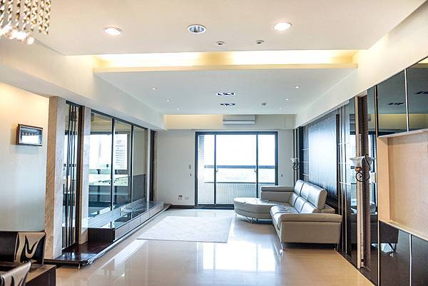 賀成交｜鼓山區｜美術館｜全誠遠見萊茵｜愛河首排四房平車｜賴啟