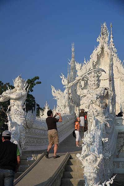 走過一座橋 就可進入正殿