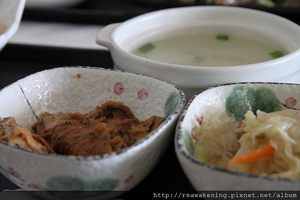 還有小菜和湯