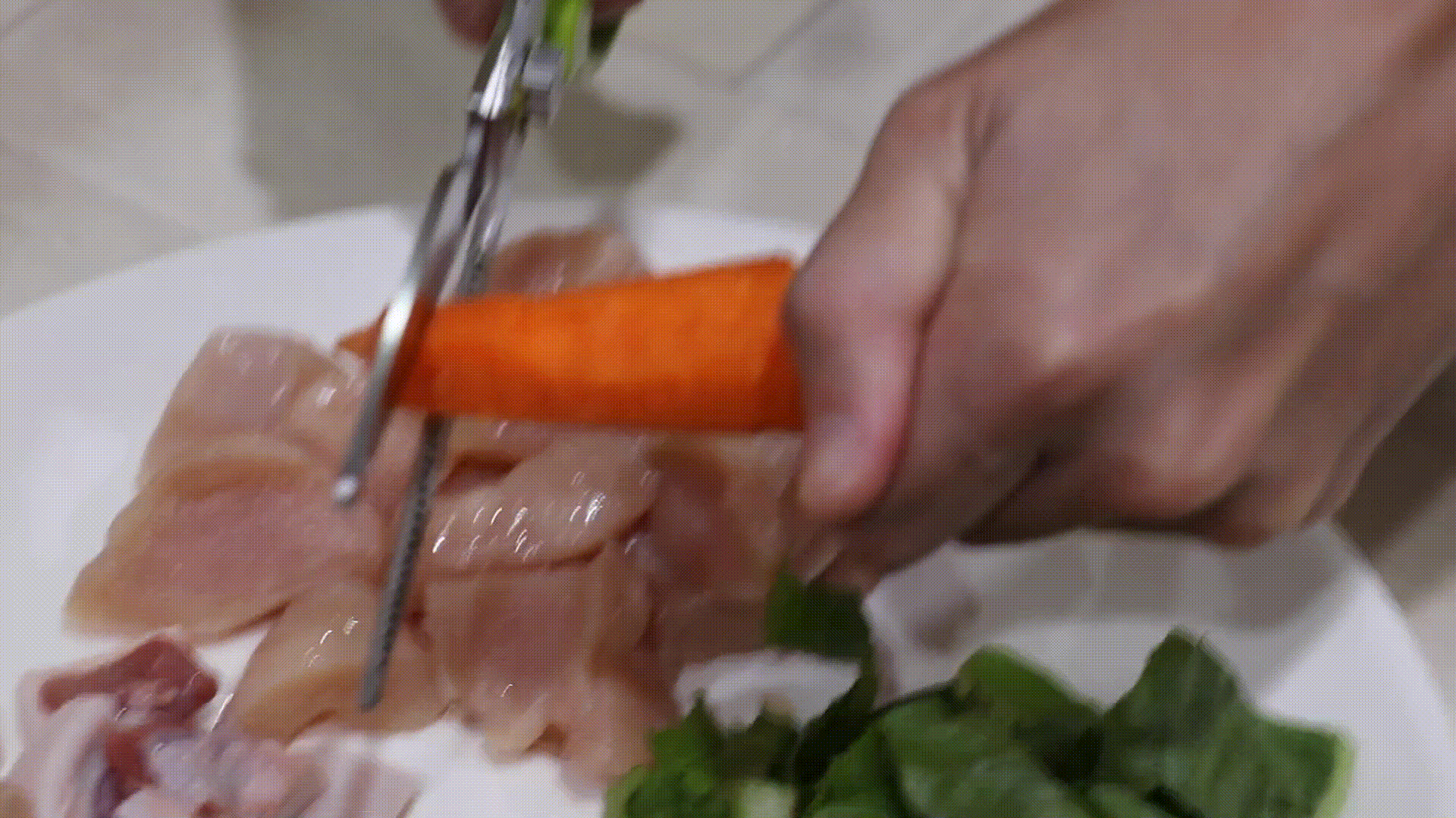 3m生熟食料理剪刀剪胡蘿蔔.gif