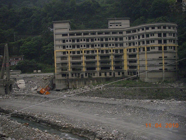 地基流失的飯店.jpg