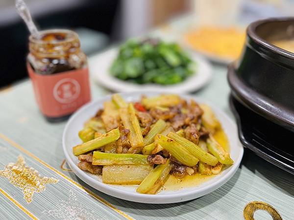 低卡美味！開箱愛雅辣呦 超濃郁新品「叻沙饗味鍋」，加熱即食的