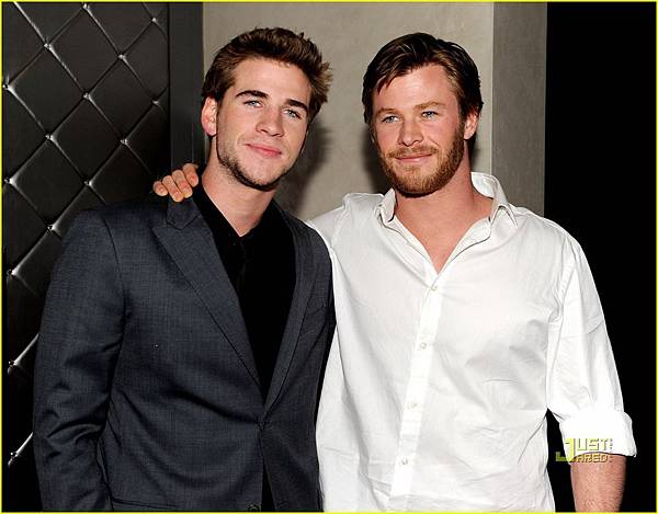 Liam-Hemsworth-and-Chris-Hemsworth-chris-and-liam-hemsworth-26771187-1222-953