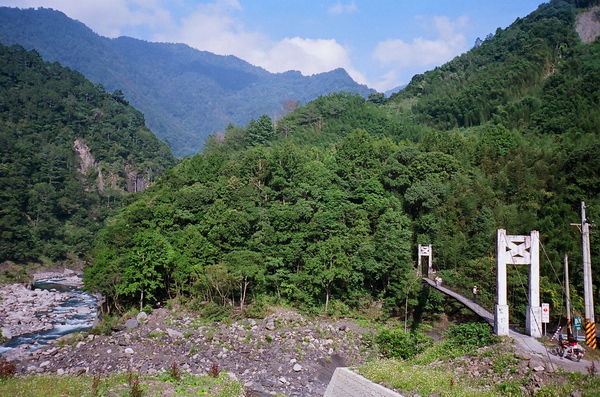 秀巒吊橋