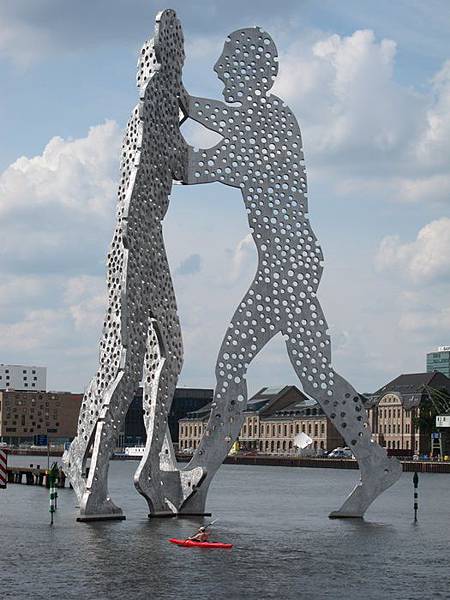 紀念兩德統一的三人大型藝術雕塑