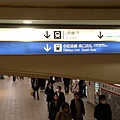 05-到了新宿站就跟著小田急線的指標就會到了(在小田急百貨的樓下).jpg