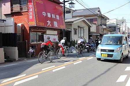 34-這裏的山路也有不少人在騎自行車.jpg