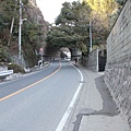 51-從北鎌倉往鎌倉方向，要過了上面這個明隧道後才開始這裏的一路下坡.jpg
