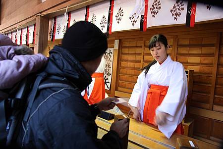 52-從八幡宮的巫女手上拿過我的籤詩.jpg