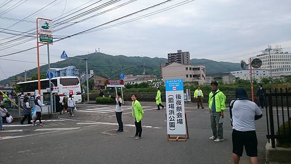 47-再往後走到陸上競技場出口搭接駁車.jpg