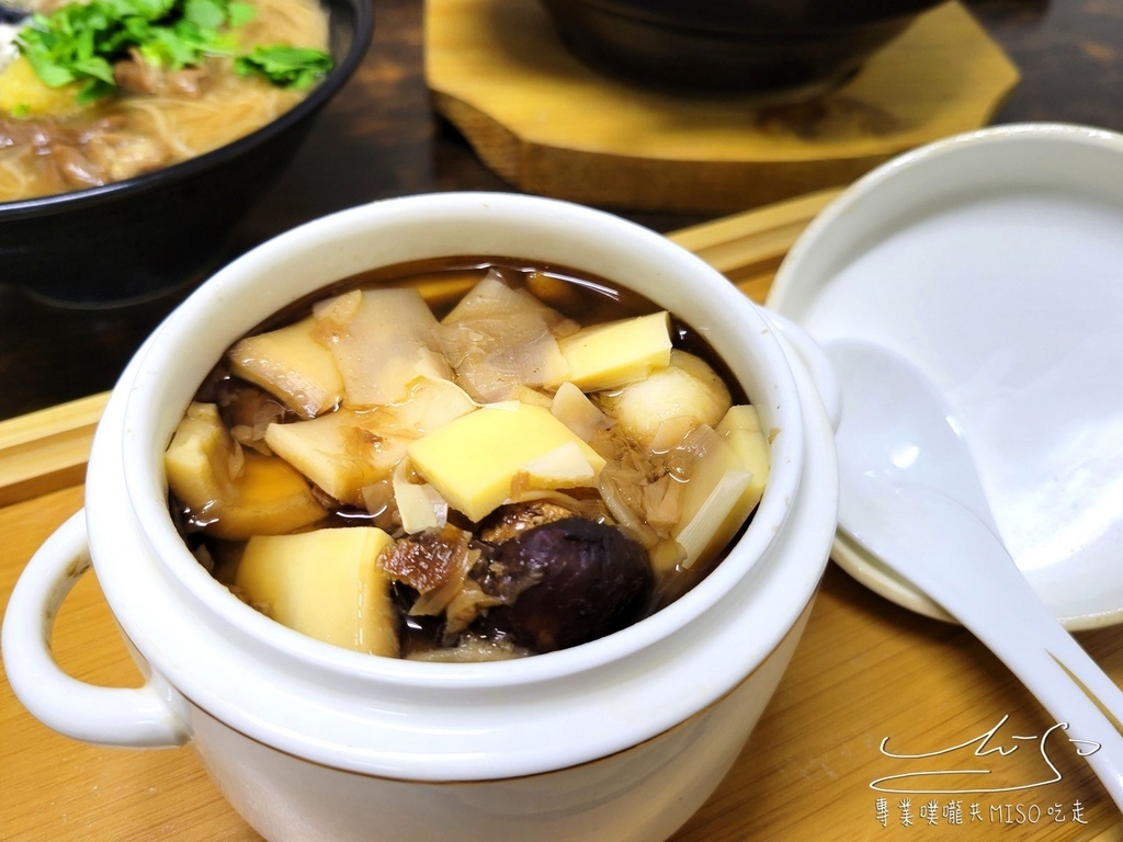 賴桑透抽蚵仔麵線  萬華美食 龍山寺美食推薦 雞排 佛跳牆推薦 專業噗嚨共MISO吃走 (11).jpg