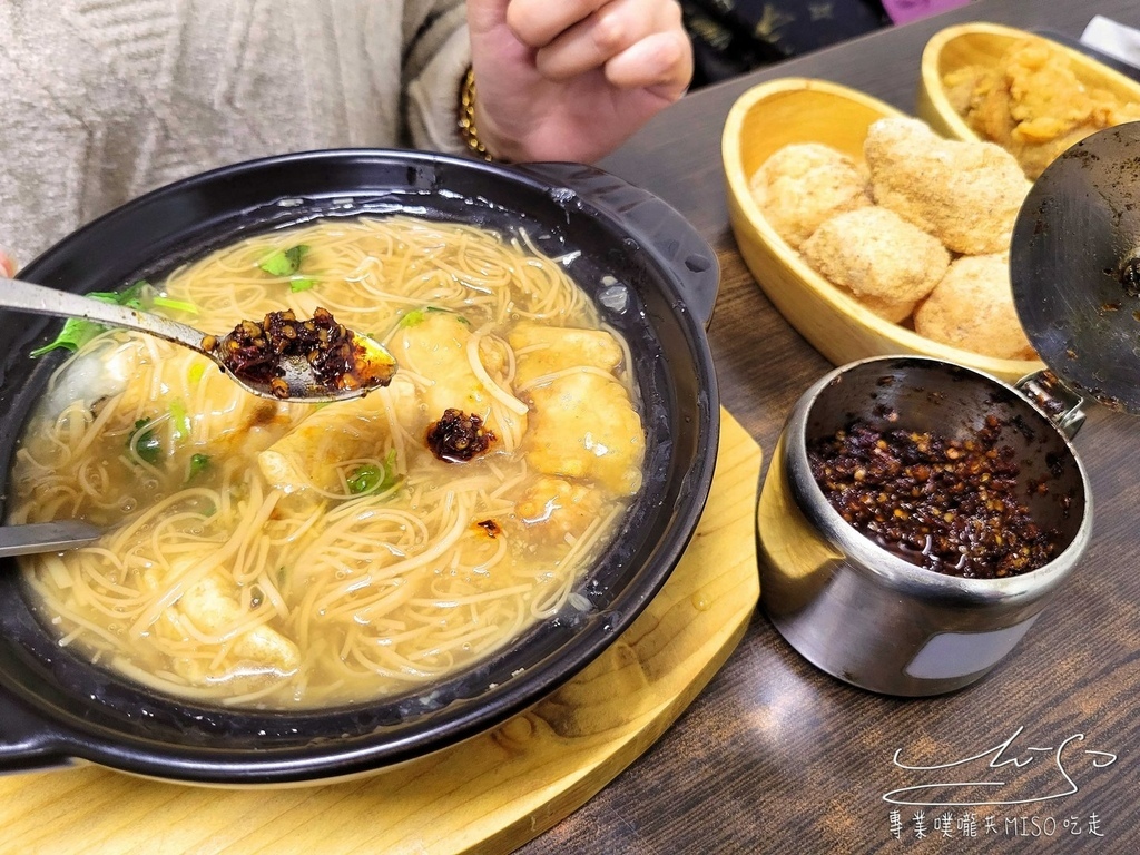 賴桑透抽蚵仔麵線  萬華美食 龍山寺美食推薦 雞排 佛跳牆推薦 專業噗嚨共MISO吃走 (26).jpg