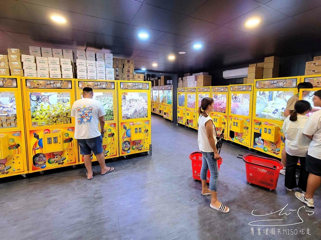 沙發馬鈴薯樂園 沙鹿東晉店 靜宜夜市 娃娃機複合式主題樂園 台中半日遊 台中親子主題樂園 專業噗嚨共MISO吃走 (65).jpg