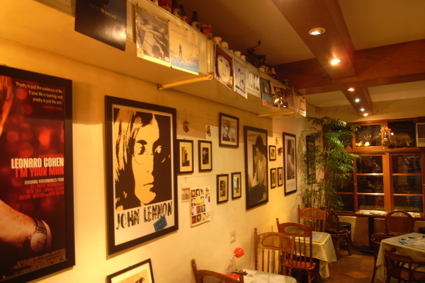 電影與音樂海報展示牆面