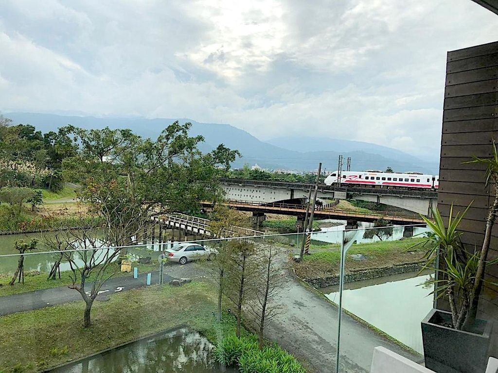 火車鐵路景.jpeg 火車鐵路景.jpeg