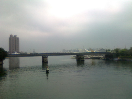 34：跨越愛河的火車鐵橋是著名地標之一；目前在整修中，所以上不去