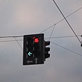 紅綠燈是用線吊起來的