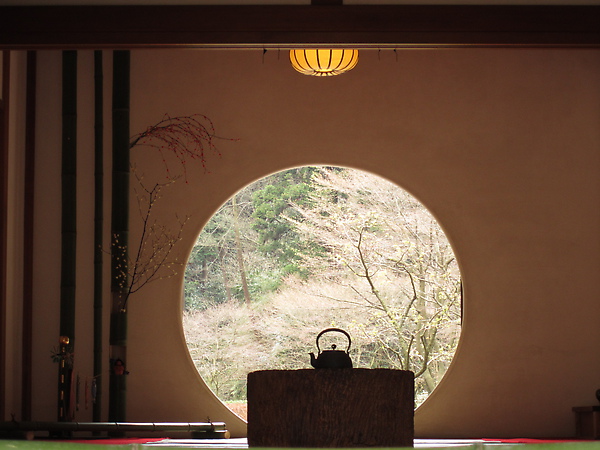 日本關東家族旅行 箱根 東京 鐮倉 Img 0126明月院著名的月洞窗 Jpg Renardfox的相簿 痞客邦 日本關東家族旅行 箱根 東京 鐮倉 Img 0126明月院著名的月洞窗 Jpg Renardfox的相簿 痞客邦