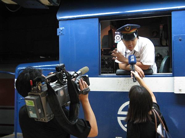側拍民視記者採訪司機員