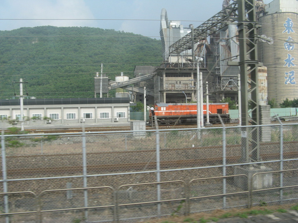 高鐵軌道旁的台鐵機車頭