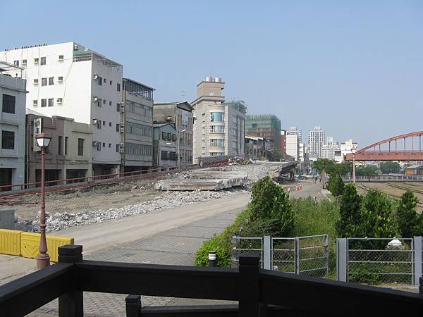 正在拆除的公路鐵橋