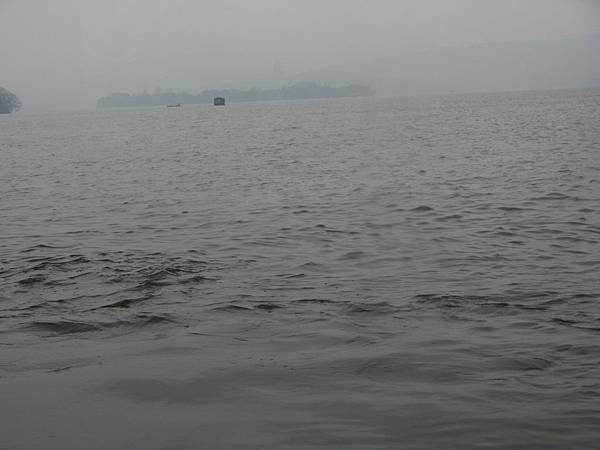 坐船遊西湖