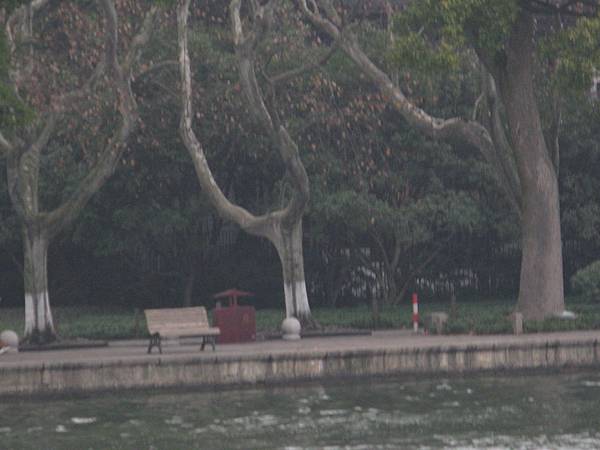 坐船遊西湖