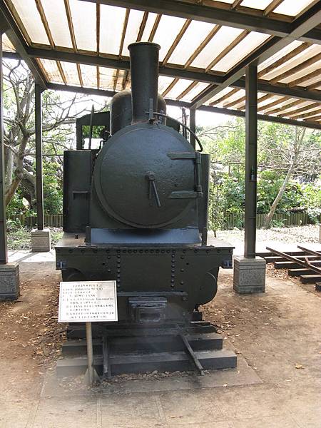 林場內陳列的 12 號機車頭