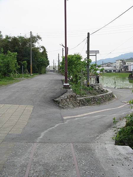 天送埤站附近的道路，皆已不見鐵軌之蹤影