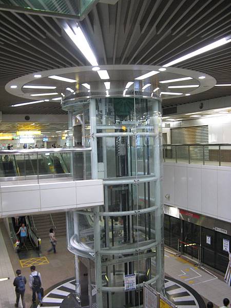 捷運三多商圈站透明電梯