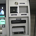 ATM 旁的不明設備，可以投零錢、刷條碼、感應卡片…？