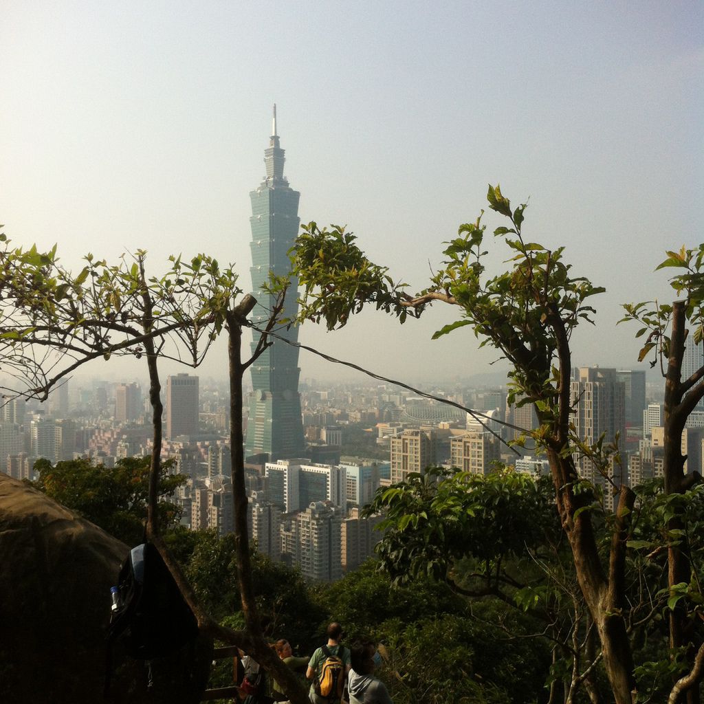 提早下班不知道要幹嘛，只好來練體力⋯ 通車後第一次爬象山，路標比以前清楚許多，交叉點也都有地圖了 ‪#‎hiking‬ ‪#‎elephant‬ ‪#‎mountain‬ ‪#‎taipei101‬