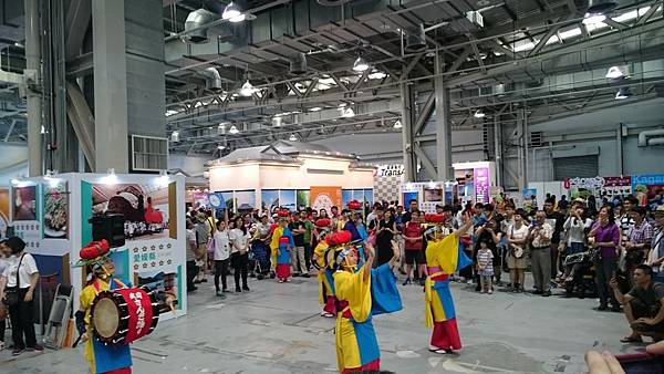 這場地的地板也太爛了吧…