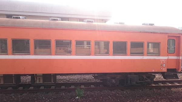 南州站內的橘色車廂