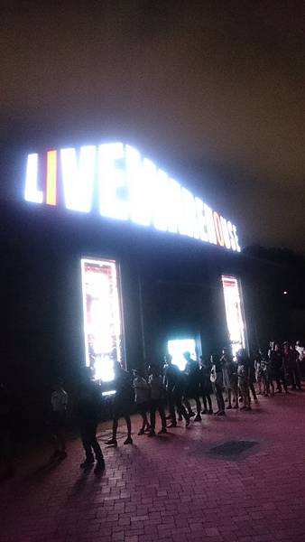 Live Warehouse 排隊人潮