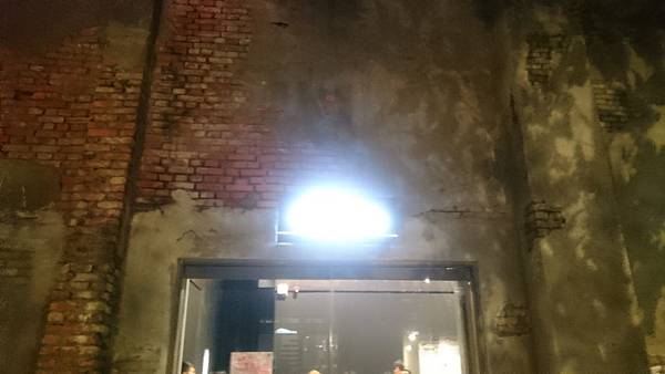 Live Warehouse 大門