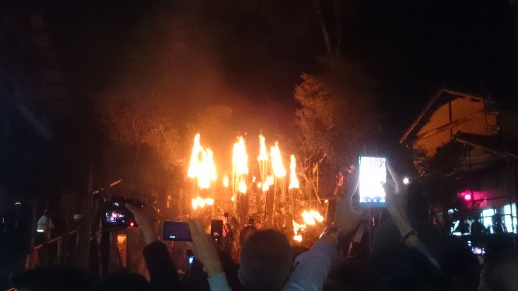 遠方神社的階梯上著火的松明十分顯眼