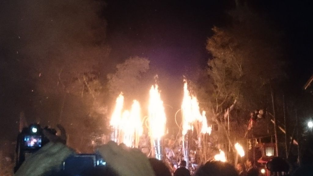 遠方神社的階梯上著火的松明十分顯眼