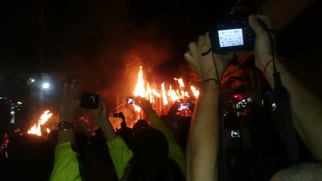 著火的松明陸續往神社方向移動