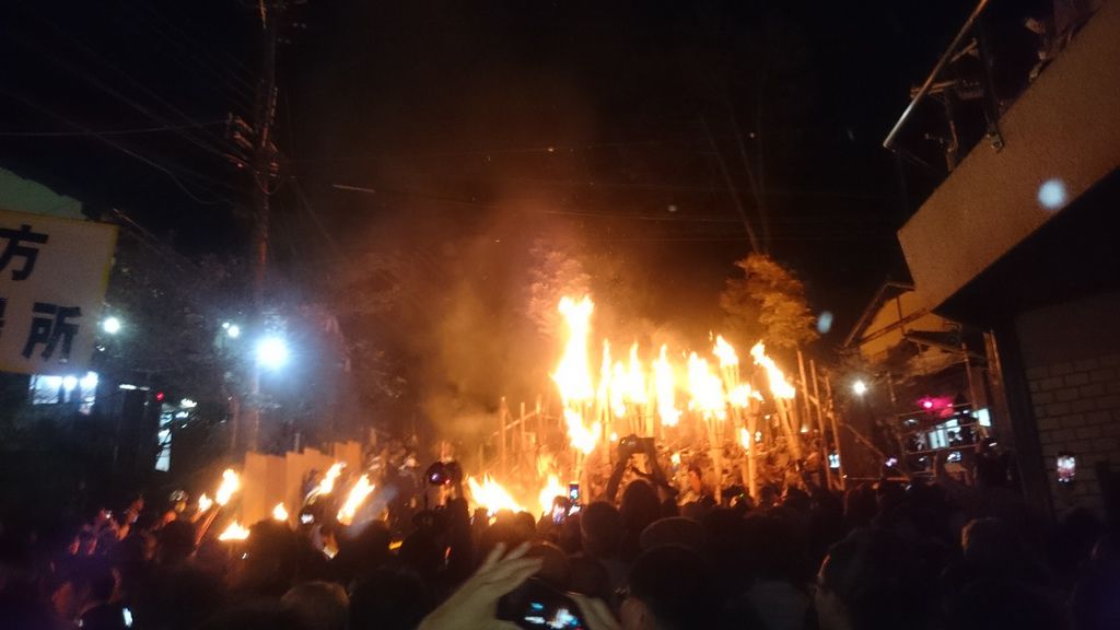 著火的松明陸續往神社方向移動