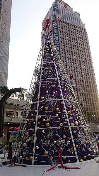 20151127 Xmas Tree #1: 市府轉運站 2F 外廣場