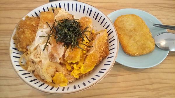 丼飯加薯餅