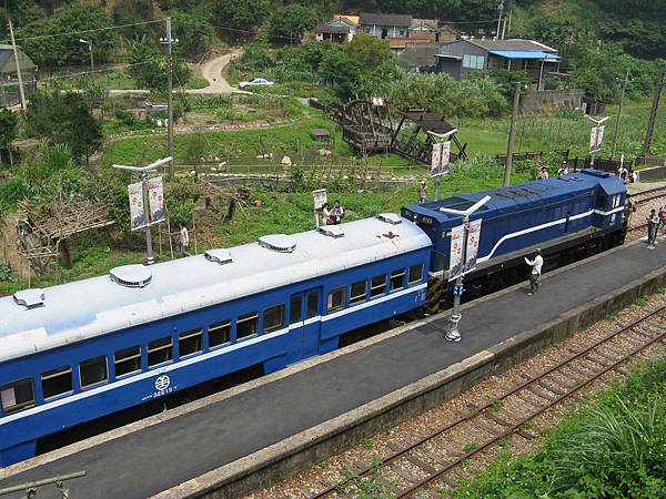 俯拍郵輪式列車(右)