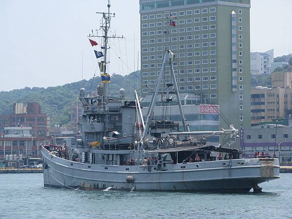 551號軍艦駛離基隆 2