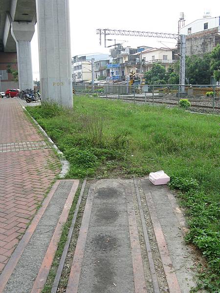 難得在同一個空間出現的三鐵：高雄捷運(上)、糖鐵(前)、台鐵(右)