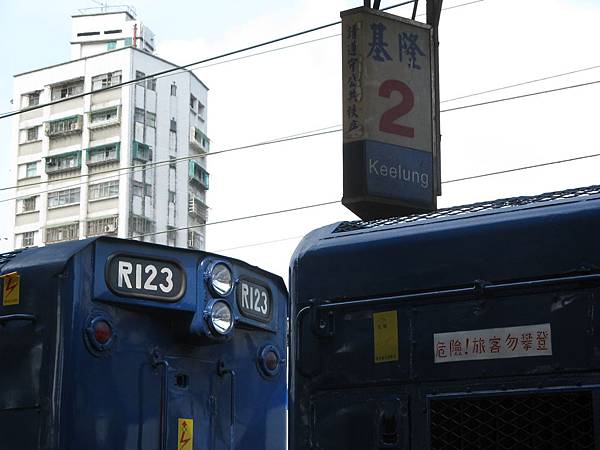 R123 和基隆站2月台2車燈箱