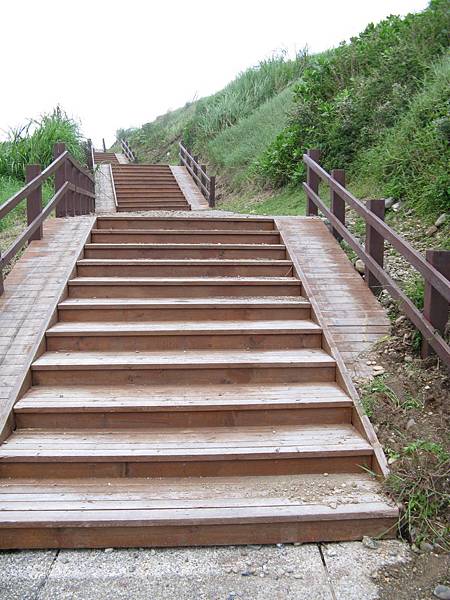 腳踏車道往四八高地去，旁邊仍有土石