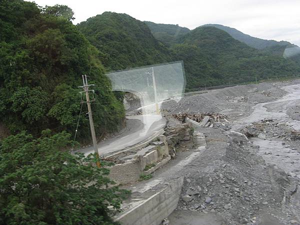 道路旁還殘留著崩壞的痕跡