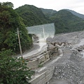 道路旁還殘留著崩壞的痕跡